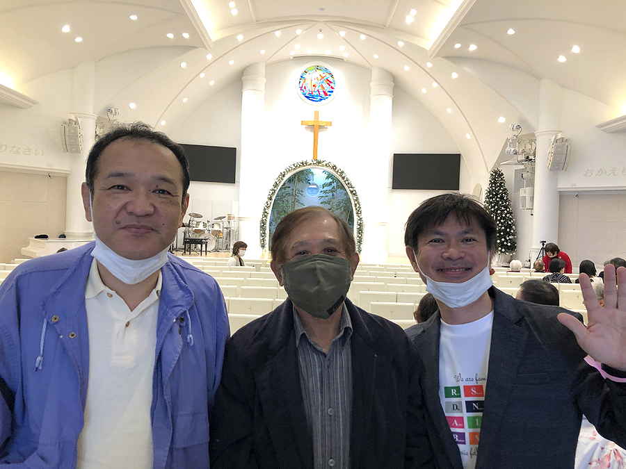 沖縄県読谷村にある教会、白い家フェローシップチャーチのクリスマス祝会に友人を招きました。