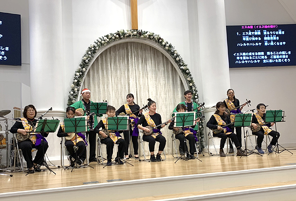 沖縄県読谷村にある教会（白い家フェローシップチャーチ）でのクリスマス祝会三線演奏